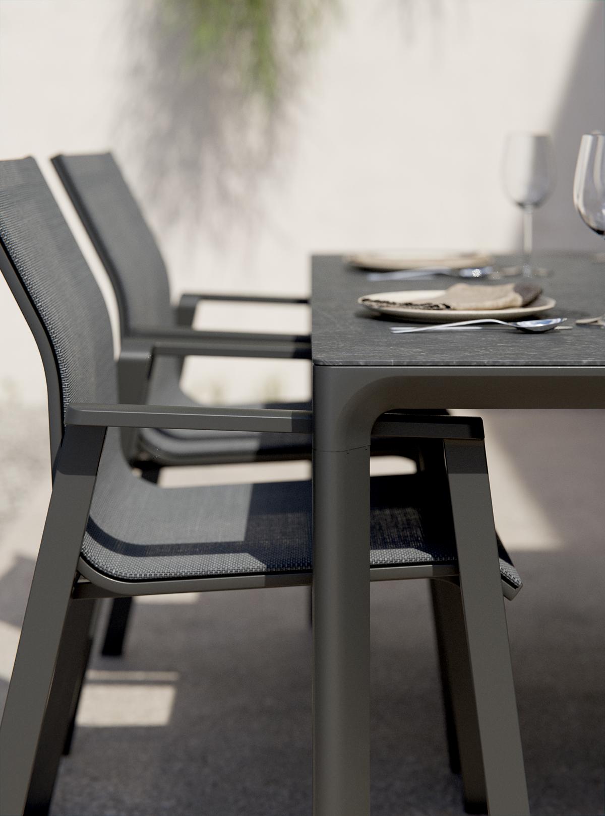 Ambiente von der Seite Royal Garden Focosa stapelbarer Gartenstuhl