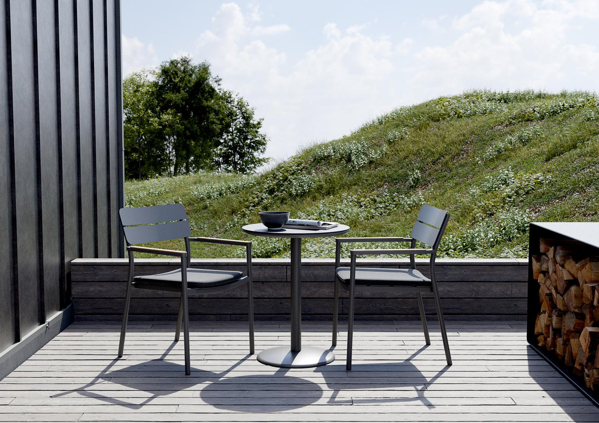 Ambientebild Royal Garden Norland Stapelbarer Gartenstuhl mit Armlehnen Anthrazit