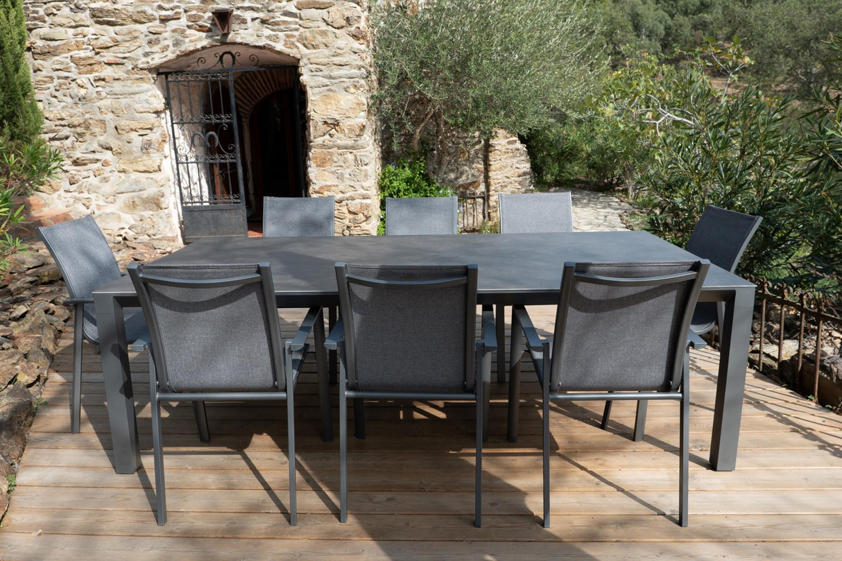 Ambiente mit Tisch creador Catala Stapelstuhl