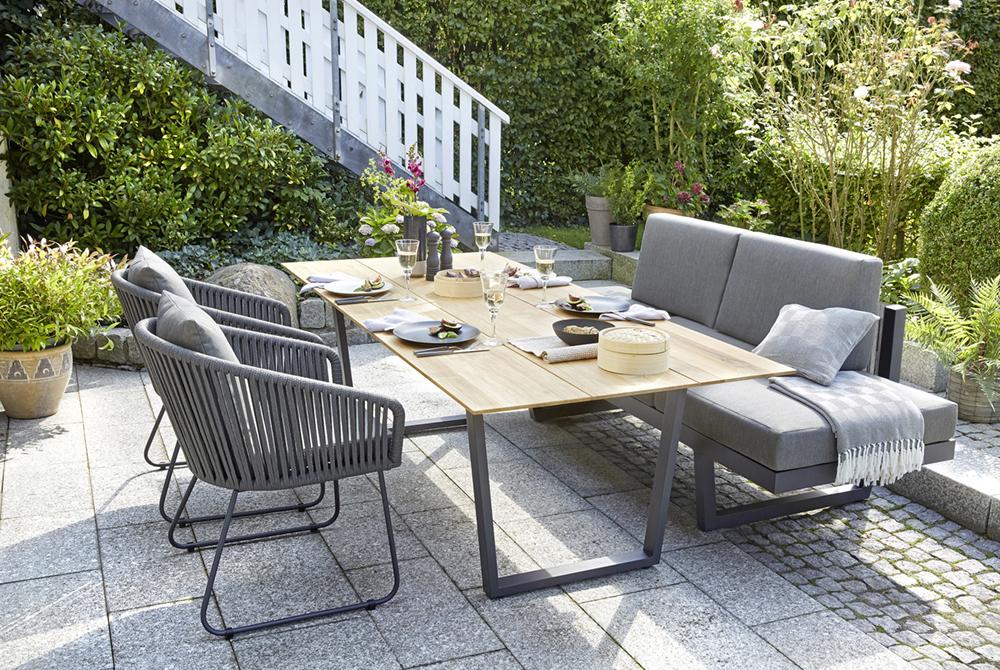 Ambientebild Diamond Garden Oxford Kufentisch Gartentisch Teak