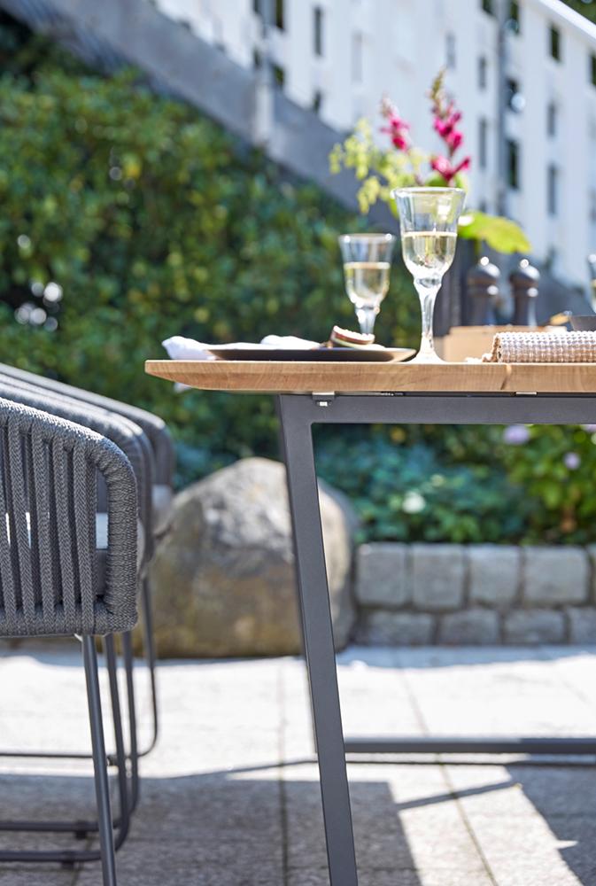 Detail Diamond Garden Oxford Kufentisch Gartentisch Teak