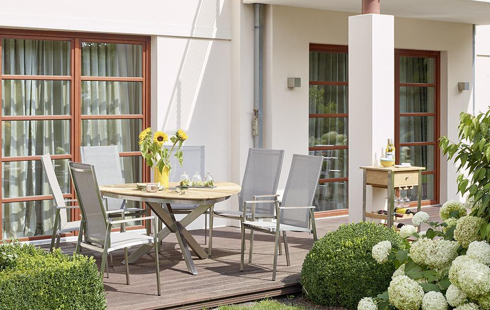 Ambientebild Diamond Garden Lyon dreieckiger Gartentisch Edelstahl/Teakholz