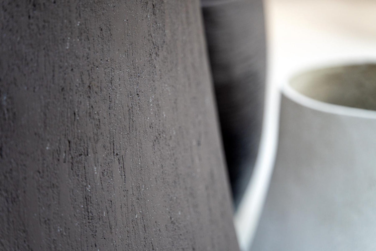 Oberfläche Detail Luca Lifestyle Rondello Pflanzkübel Ø110 cm Aschebraun aus Fiberglas
