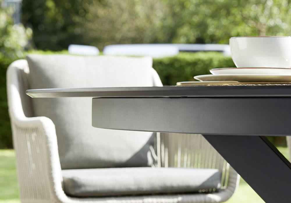 Detail Diamond Garden Lyon runder Gartentisch Limestone 138 cm