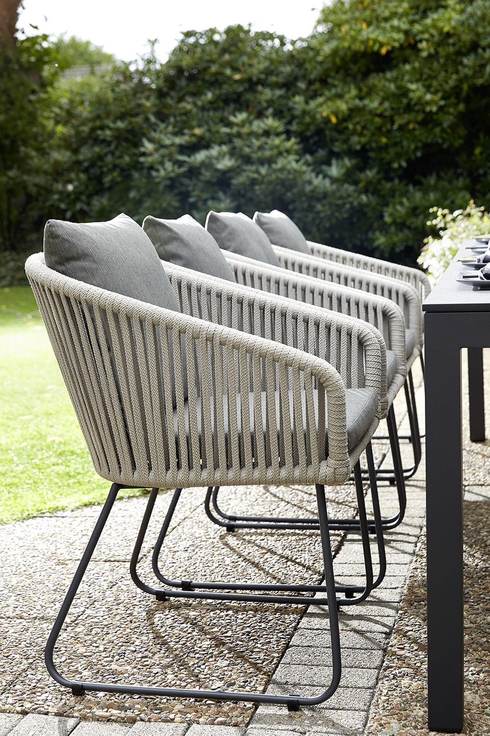 Seitliches Ambientebild Diamond Garden Kos Gartenstuhl Edelstahl Rope Hell- & Dunkelgrau