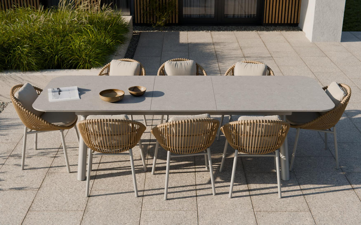 Ambientebild von der Seite Royal Garden Nomad Ausziehtisch 207/272 x 90 cm Fairstone Sand