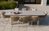 Ambientebild von der Seite Royal Garden Nomad Ausziehtisch 207/272 x 90 cm Fairstone Sand