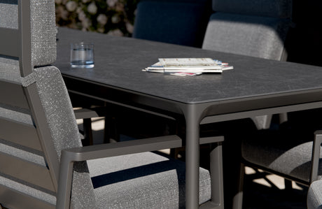 Ambientebild von Focossa Sessel und Nomad Tisch