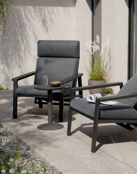 Ambiente mit kleinem Tisch Royal Garden Focosa verstellbarer Gartensessel aus Aluminium mit Gasdruckfeder