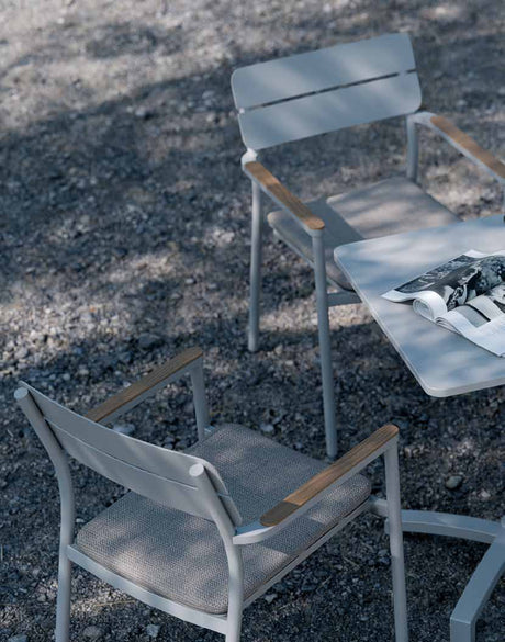 Ambientebild Royal Garden Norland Stapelbarer Gartenstuhl mit Armlehnen Sand