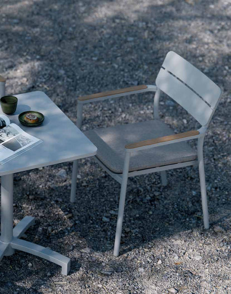 Details Royal Garden Norland Stapelbarer Gartenstuhl mit Armlehnen Sand