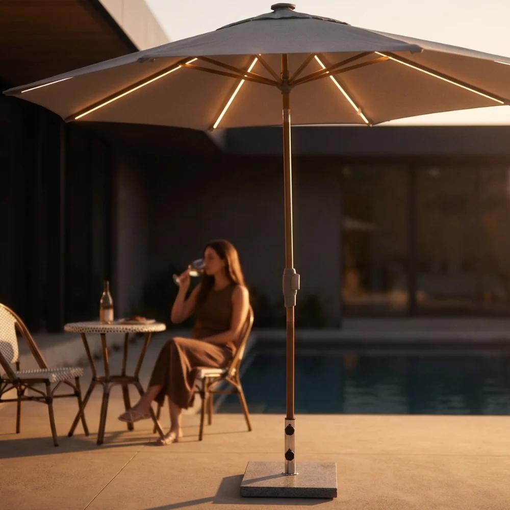 Royal Garden Coro LED Sonnenschirm 300 cm Ambiente im dunkeln