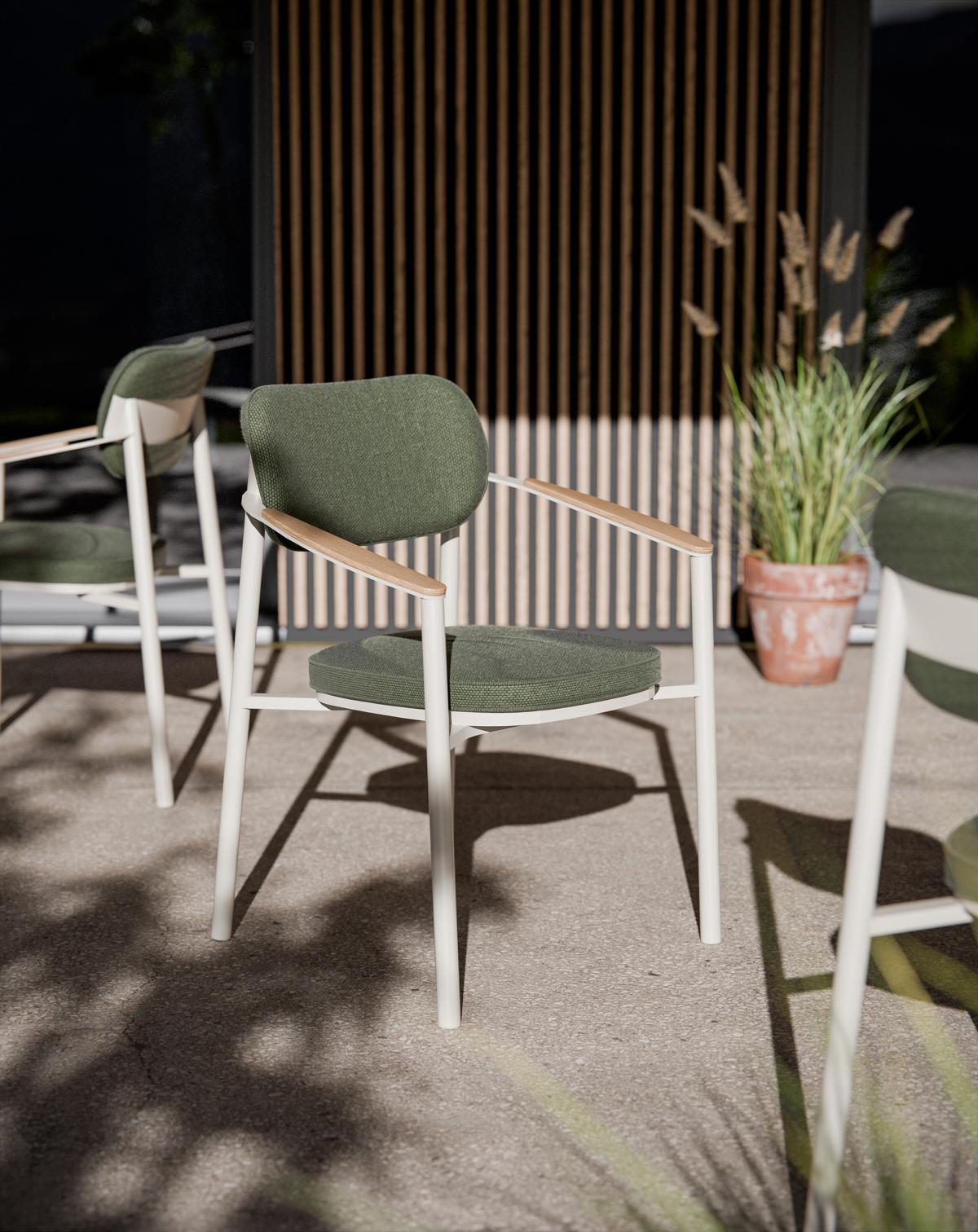 Ambientebild Royal Garden Kemo Stapelstuhl mit Teak-Armlehnen