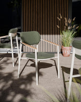 Ambientebild Royal Garden Kemo Stapelstuhl mit Teak-Armlehnen