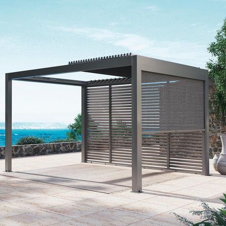 Pergola Abierto mit Zubehören wie Lamellenwand und Seitenmarkisen.
