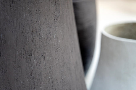 Oberfläche Detail Luca Lifestyle Rondello Pflanzkübel Ø110 cm Aschebraun aus Fiberglas