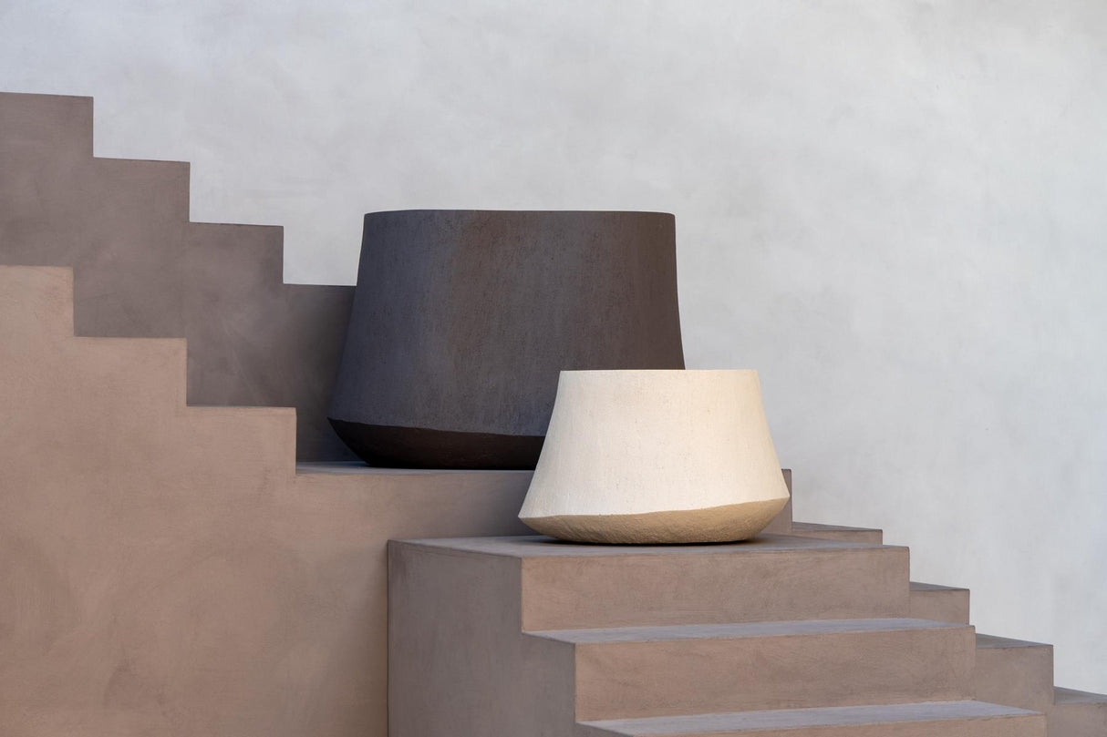 Ambientebild ohne Schild Luca Lifestyle Rondello Pflanzkübel Ø110 cm Aschebraun aus Fiberglas